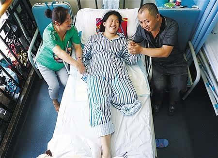 19岁乐观女生高考后诊断出恶性肿瘤 左腿无奈被截肢
