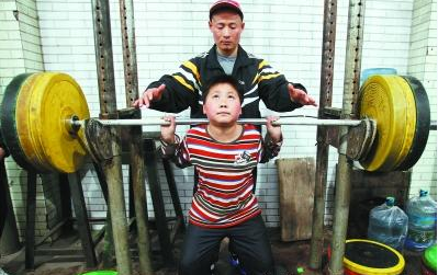马申科惊叹:9岁男孩天生神力 能举起120公斤杠