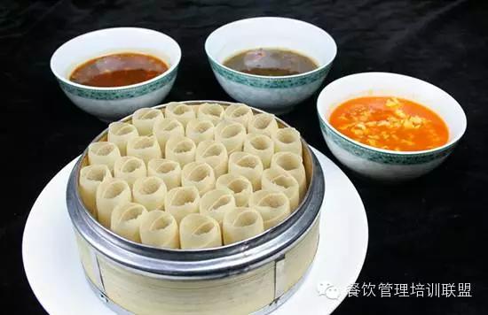 "栲栳栳"是用莜面精工细作的一种面食品,因其形状象"笆斗",民间叫"栳