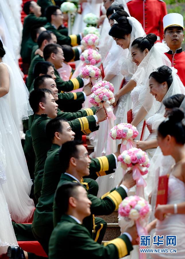 7月31日,在“八一”建军节到来之际,驻粤的解放军、武警、公安边防、消防等现役部队的88名功勋军人携妻子在广东东莞凤岗镇龙凤山庄举行“情注军旅,缘定今生”集体婚礼,喜庆建军88周年。