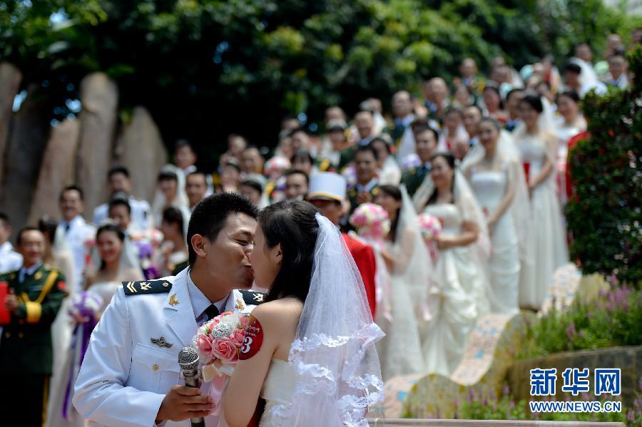 7月31日,在“八一”建军节到来之际,驻粤的解放军、武警、公安边防、消防等现役部队的88名功勋军人携妻子在广东东莞凤岗镇龙凤山庄举行“情注军旅,缘定今生”集体婚礼,喜庆建军88周年。