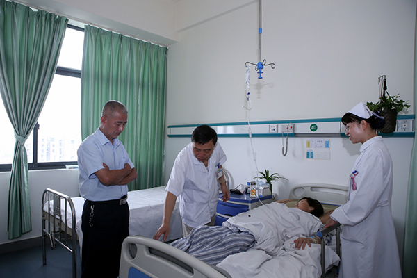 肿瘤科主任徐晓峰在临终关怀病房查房,与病人及家属交流.