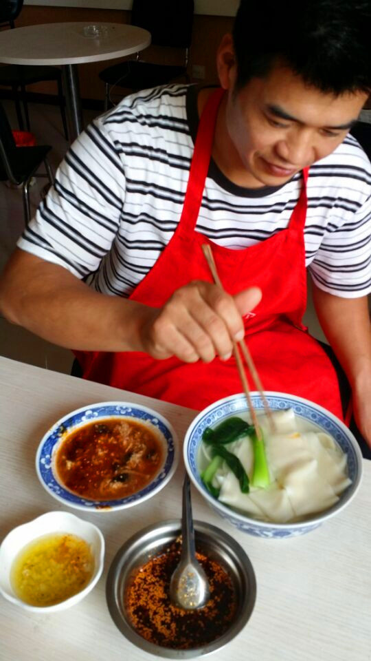杨凌蘸水面:薄筋光,油汪蒜辣!