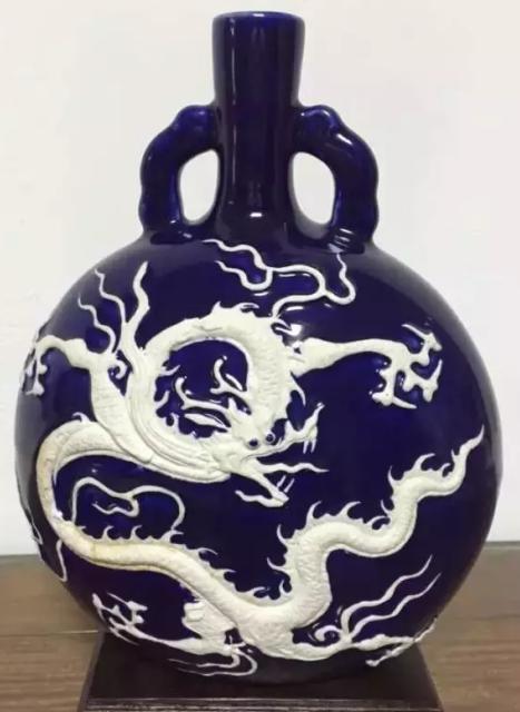 世界奇珍-元代内府霁蓝釉白龙纹抱月瓶