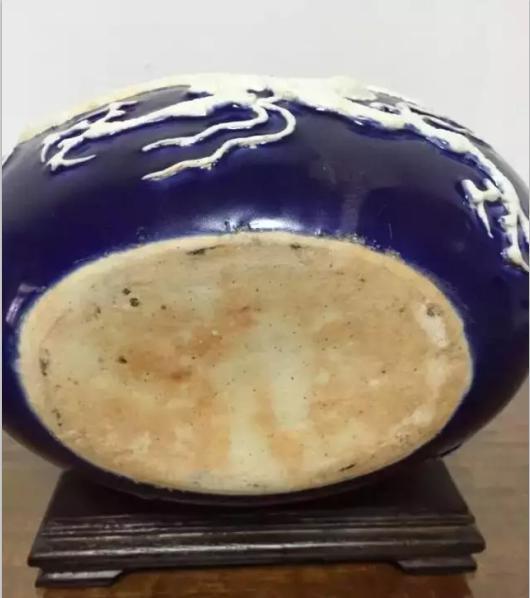世界奇珍-元代内府霁蓝釉白龙纹抱月瓶