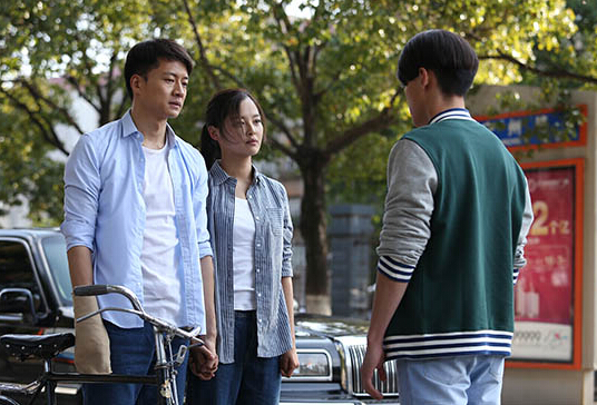 丁黑励志的导演星星拥抱电视剧《受到情感的月亮》近日执导于正都市的双世宠妃电视剧17集免费下载图片