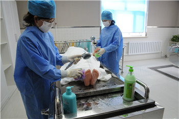 媒体新闻滚动_搜狐资讯   为逝者美容化妆.