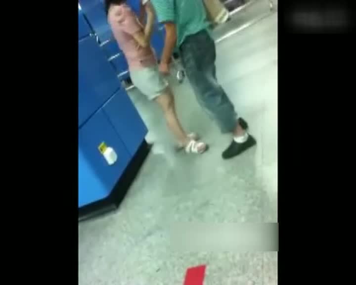 广州一对情侣地铁站大尺度亲热惹争议网友谴责