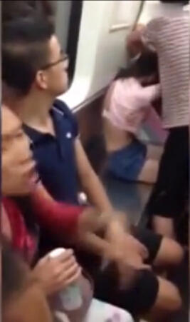 武汉地铁两女子为抢座开撕 一女孩险被扒掉内衣(图)