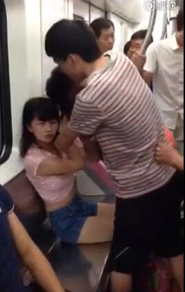 武汉地铁两女子为抢座开撕 一女孩险被扒掉内衣(图)