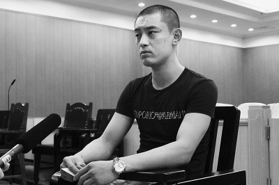 男子修旧车时偷新车 被抓时跳车骨折 庭上讲故事难圆其说。