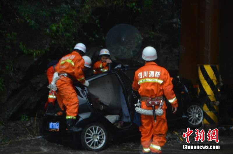 四川宝兴暴雨塌方引发车祸 造成2人死亡2人受伤(组图)