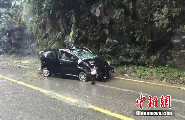 四川宝兴暴雨塌方引发车祸 造成2人死亡2人受伤(组图)