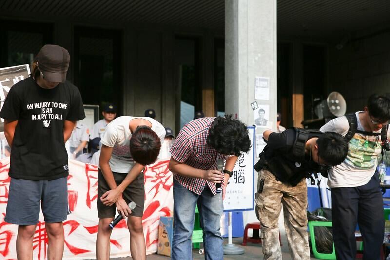 台湾教育部长被反课纲学生骂无耻部长-搜狐