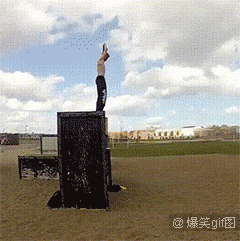 搞笑gif图片:妹子被歧视了!不知道男女平等吗?