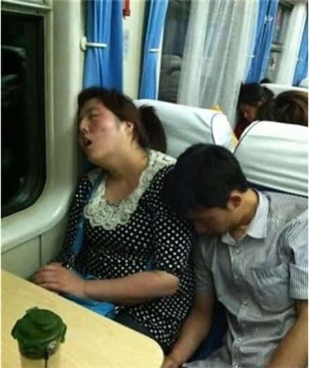 段子手丨火车上的那些奇葩搞笑睡姿!某家果断笑趴下了