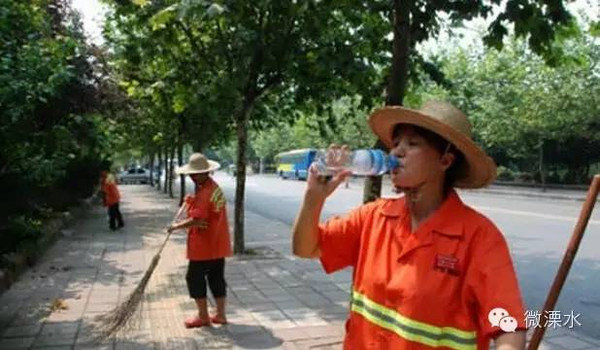 微溧水微倡议:我为高温下的环卫工人送瓶水!