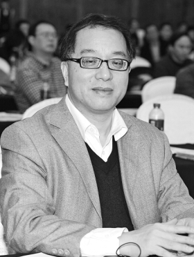 梁勤俭 资深媒体人,现为中国广告协会报刊分会主任,首都经济贸易大学特聘教授,重庆新闻学院兼职教授。