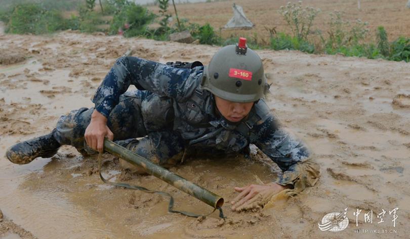 "红军"爆破手冒雨对"蓝军"工事实施爆破"红军"占领阵地.