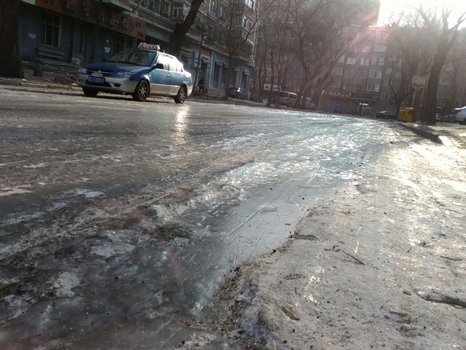 媒体新闻滚动_搜狐资讯  0 十几米宽的道路被冰覆盖   "路面结冰一个