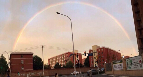 北京雨后天空出现巨大彩虹 北京巨大彩虹图片 风雨
