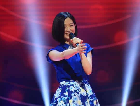 一头短发搭配蓝色印花长裙《好声音》舞台上马吟吟一登场就吸引了