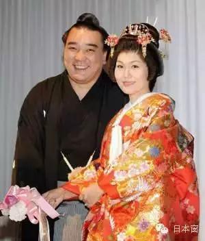 日本相扑们居然都娶到这样的美女老婆