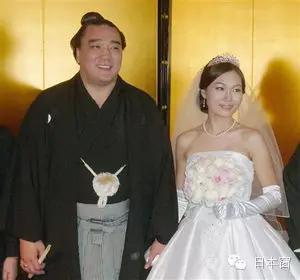 日本相扑们居然都娶到这样的美女老婆