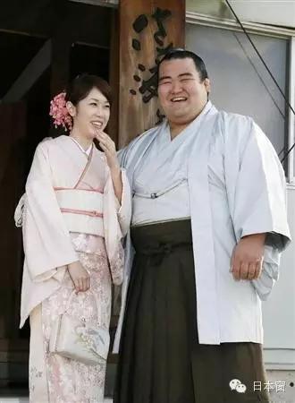 日本相扑们居然都娶到这样的美女老婆