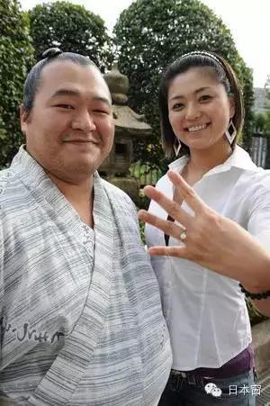 日本相扑们居然都娶到这样的美女老婆