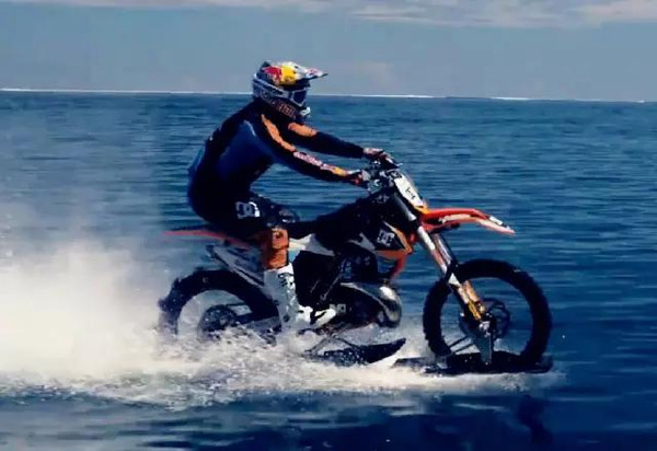 能在水上飞驰的摩托车问世,真正意义的水陆两