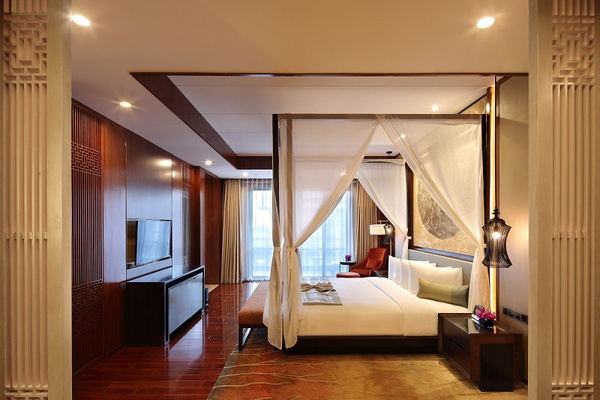 昆明洲际酒店总统套房实现了起居与娱乐的功能性分隔.