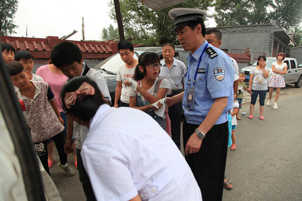 静乐交警交警大队长康恃华庙会救助受伤少年