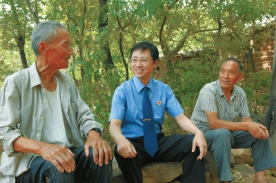 郏县检察院检察长孙军伟到田间地头听民声,访民意