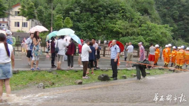 西嶺雪山暴雨引發(fā)山洪千人被困。