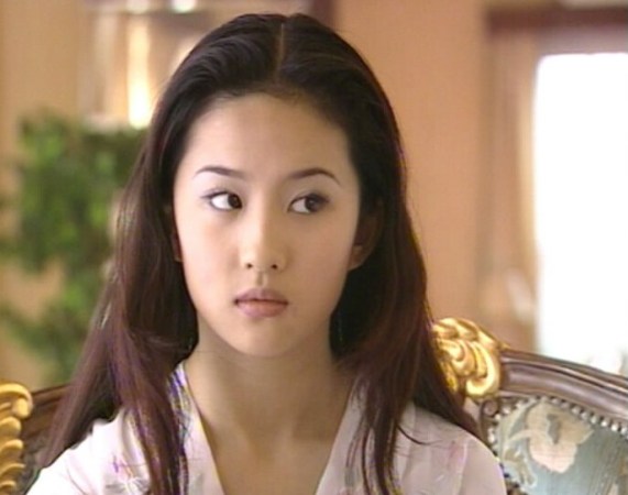 刘亦菲2002年6月出演了《金粉世家》的女二号白秀珠