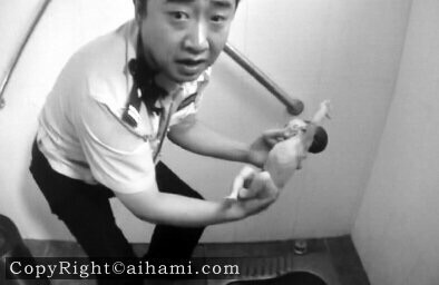 女婴被弃下水道