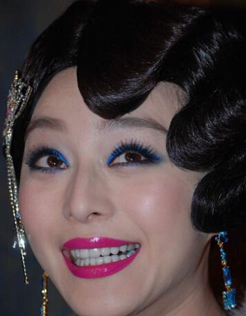 大浓妆离近了看确实有些惊悚