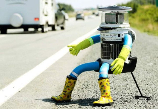 一支由加拿大研究团队制造的小型机器人"搭便车的波特"(hitchbot)