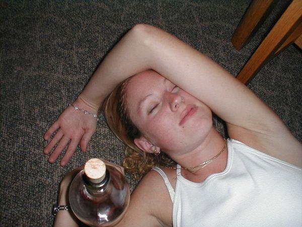 喝酒早已不是男人的专利,很多女人也嗜酒如命,不过她们喝醉后的样子