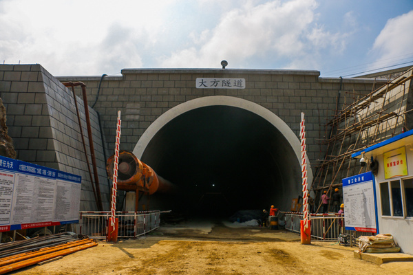 成贵铁路大方隧道成功下穿杭瑞高速