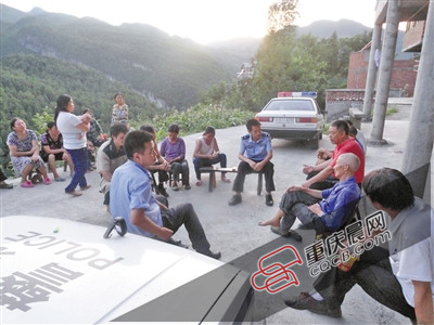 以为儿子子妇不孝 七旬白叟负气住岩穴
