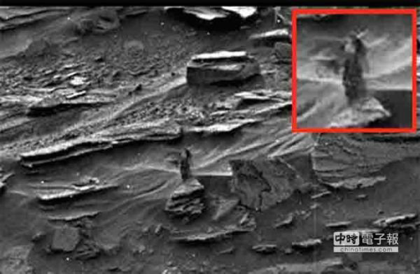 图为火星照惊现，长发露胸女外星人。