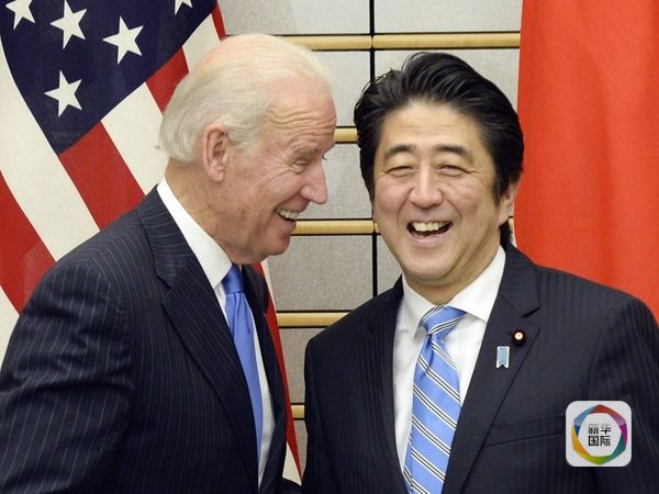 资料图片:美国副总统拜登(左)与日本首相安倍晋三交谈.
