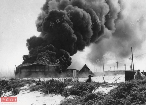 图为中途岛上的美海军航空站(机场)的油罐因日军战机空袭起火,尽管