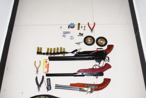 万州在王佳家里搜出的自制猎和制作工具 f2