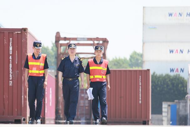 图为:上海外港海关查验现场 王峰/摄