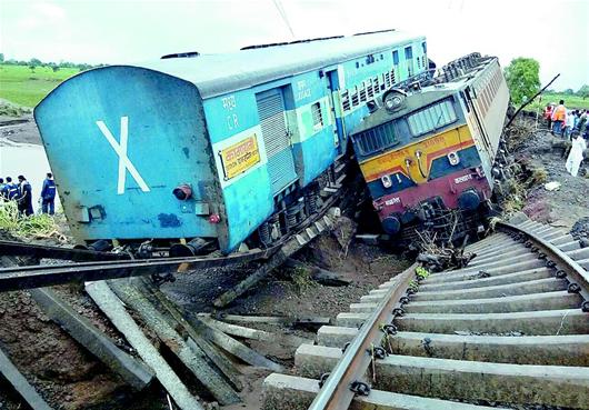 据新华社电 印度铁路部门官员5日说,中央邦出轨的两列客车的救援行动