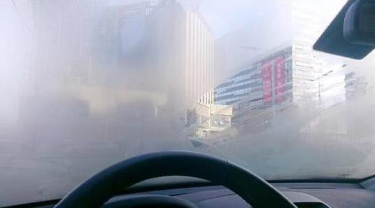汽车车窗起雾怎么办高清图片