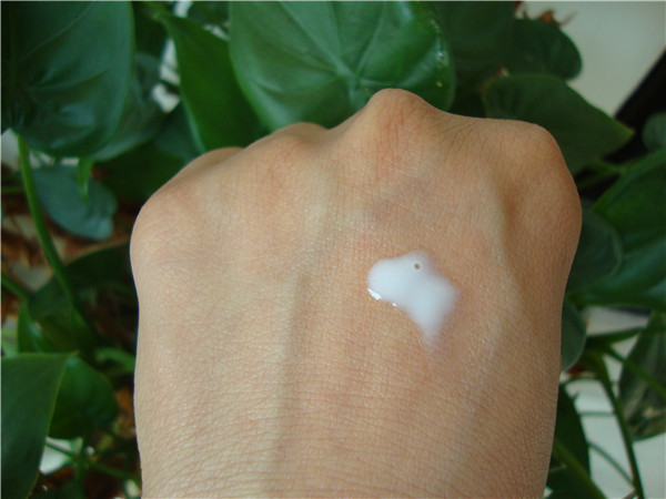 奶白色的液体,涂在肌肤上,有点象牛奶的感觉.